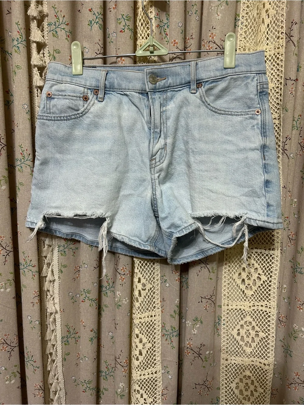 American Eagle Relaxed Short Strigid Light Wash Raw Hem Denim Shorts Size 4